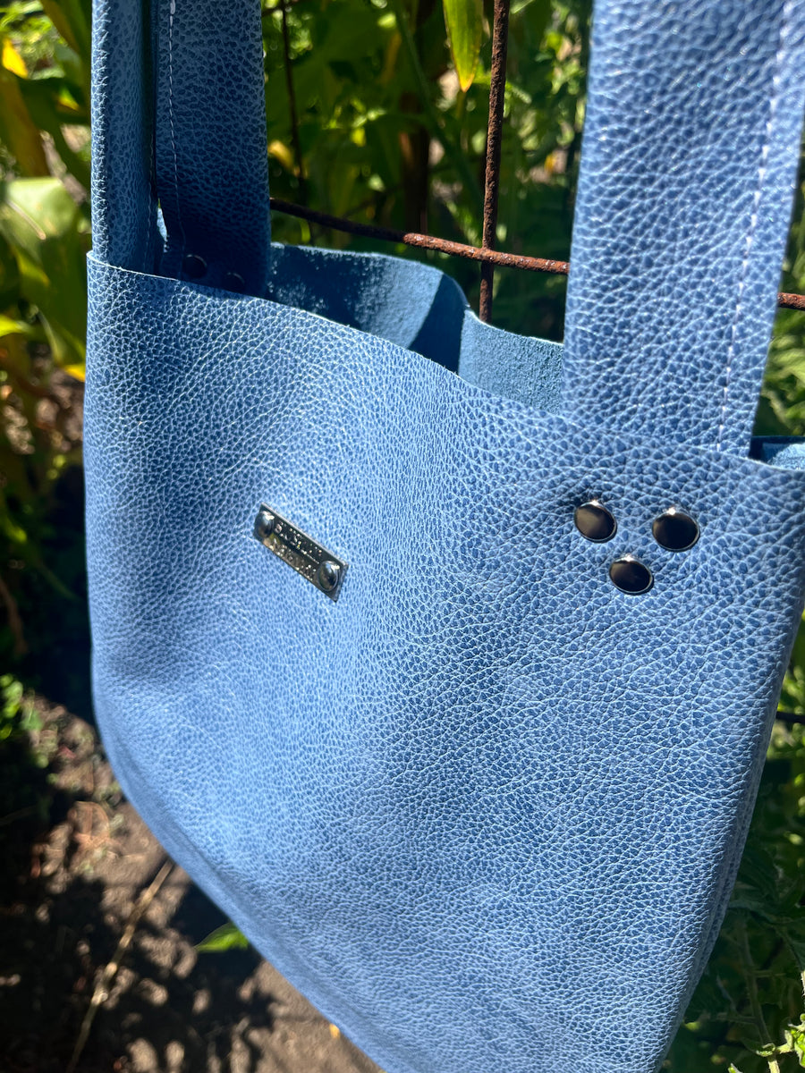 Butterfly Tote 𐦍 blue pebble two