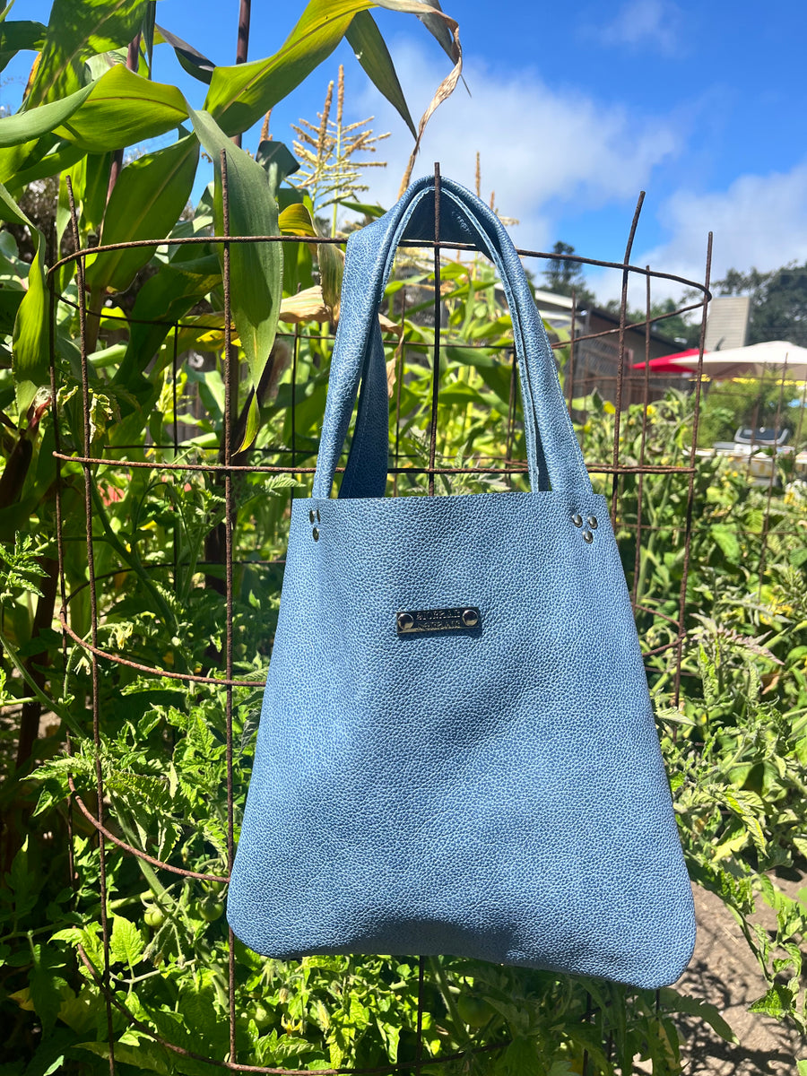 Butterfly Tote 𐦍 blue pebble one